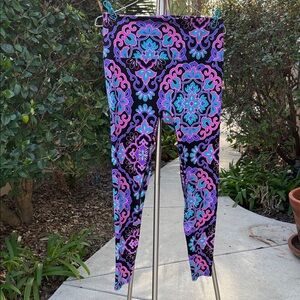 K-DEER Vibrant Black and Purple Leggings
